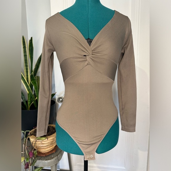 Aura Tan Long-Sleeve Ribbed Fabric Bodysuit small - Picture 1 of 7